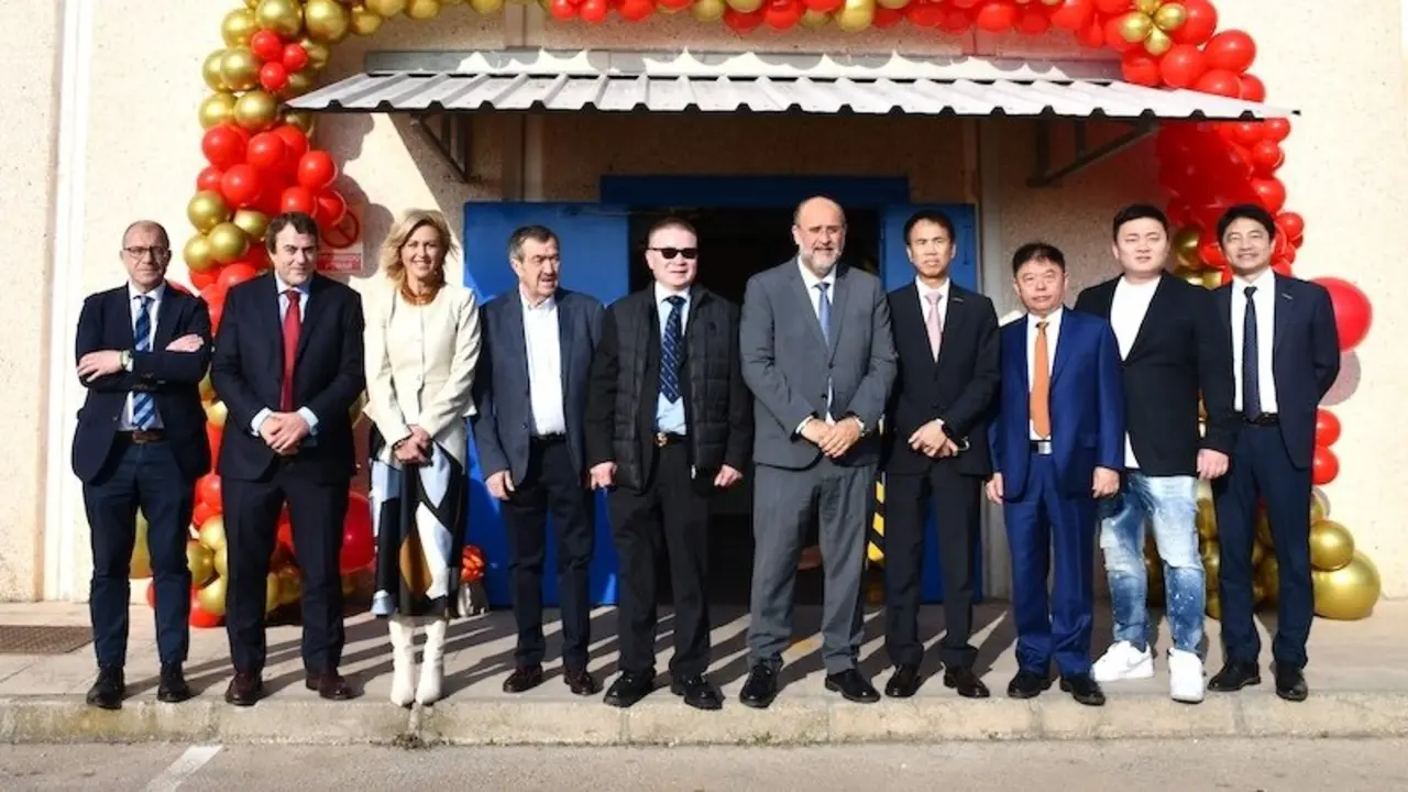 El vicepresidente primero del Gobierno de Castilla-La Mancha, José Luis Martínez Guijarro, ha asistido a la inauguración de la empresa Kingfa Environmental Sci&amp;Tech en Montalbo (Cuenca)