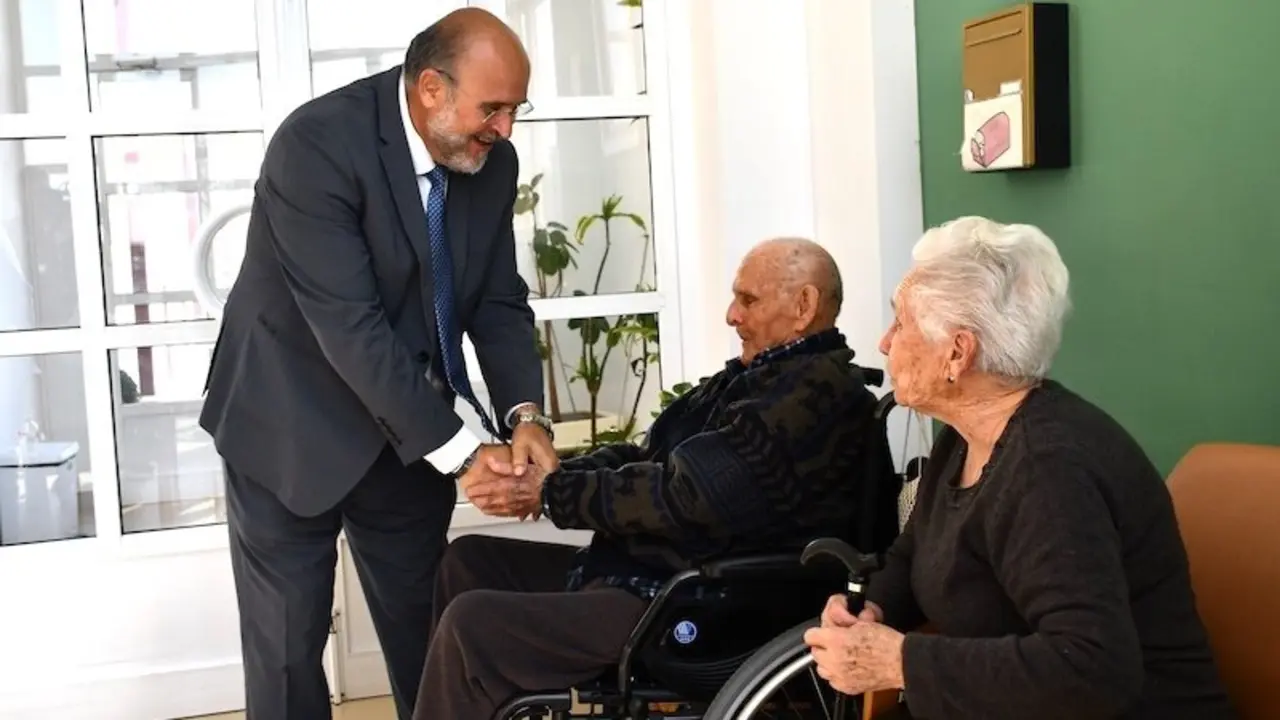 El vicepresidente primero del Gobierno de Castilla-La Mancha, José Luis Martínez Guijarro, ha visitado la residencia de mayores ‘La Laguna’ de Montalbo (Cuenca)