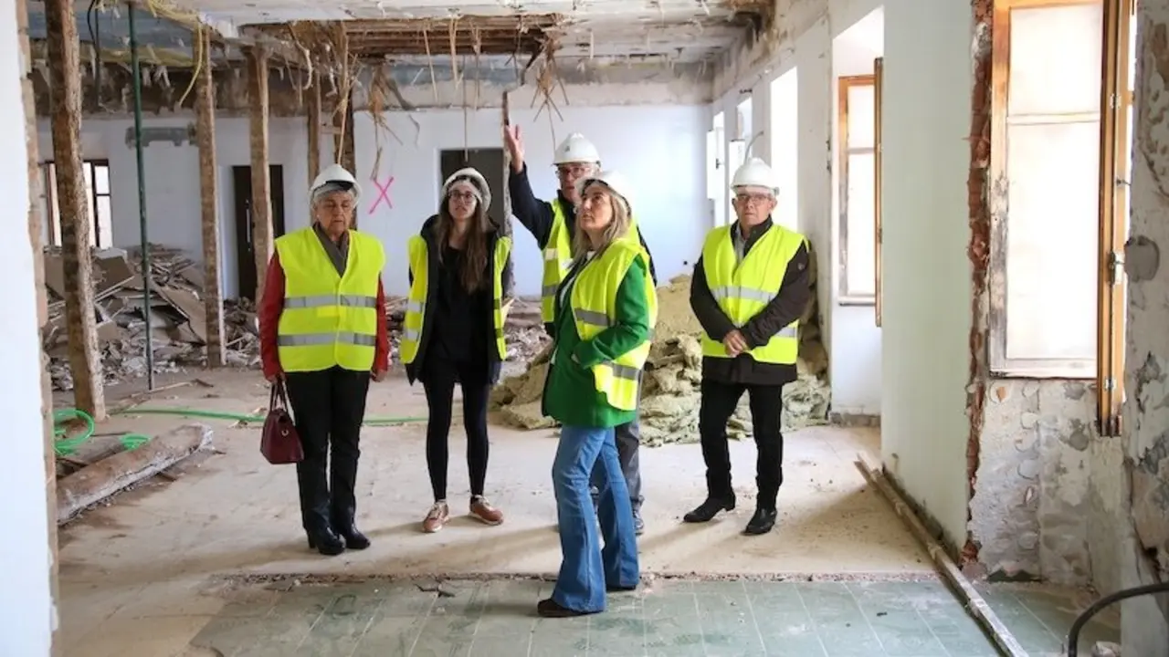 La delegada del Gobierno en Castilla-La Mancha, Milagros Tolón, durante la visita que ha realizado a la localidad de Campillo de Altobuey