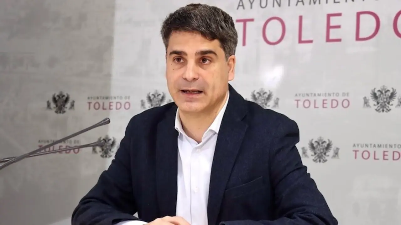 El portavoz del equipo de Gobierno del Ayuntamiento de Toledo, Juan José Alcalde, durante la rueda de prensa que ha ofrecido