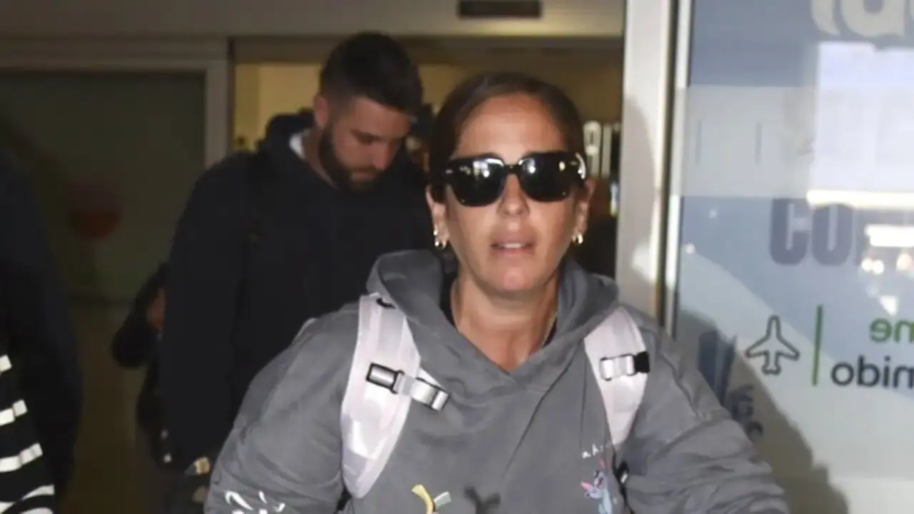 En la imagen Anabel Pantoja junto a su pareja David Rodríguez a su llegada a Sevilla