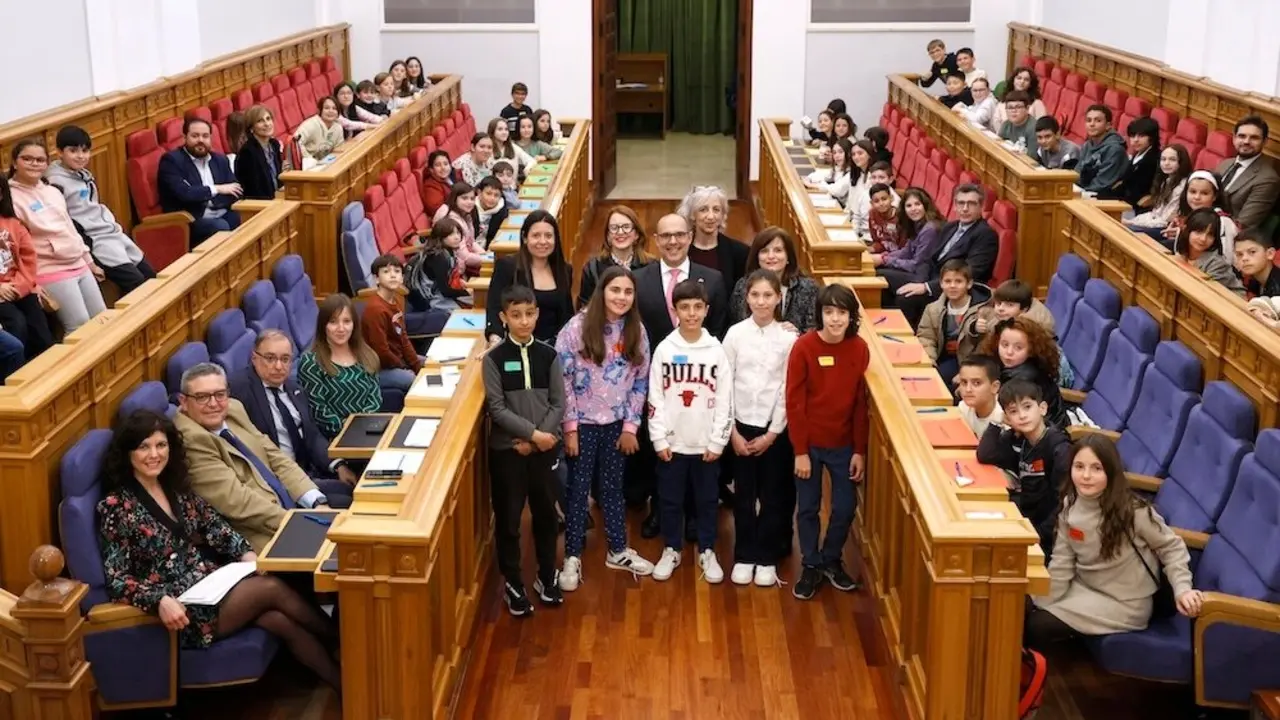 Pleno "Diputados y diputadas por un día" con Aldeas Infantiles, en el Salón de Plenos de las Cortes de Castilla-La Mancha