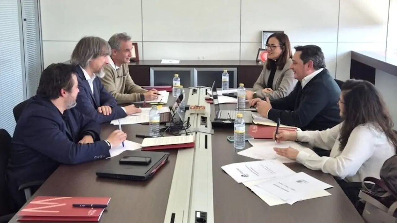 La directora de la Agencia de Investigación e Innovación, Charo Serrano, ha mantenido un encuentro con los representantes de las entidades beneficiarias de las ayudas a centros tecnológicos