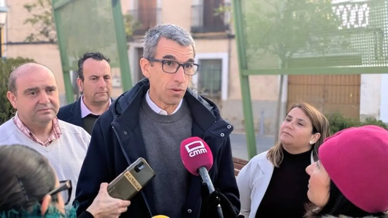 El portavoz socialista en el Ayuntamiento de Talavera de la Reina (Toledo), Luis Enrique Hidalgo, atendiendo a los medios de comunicación