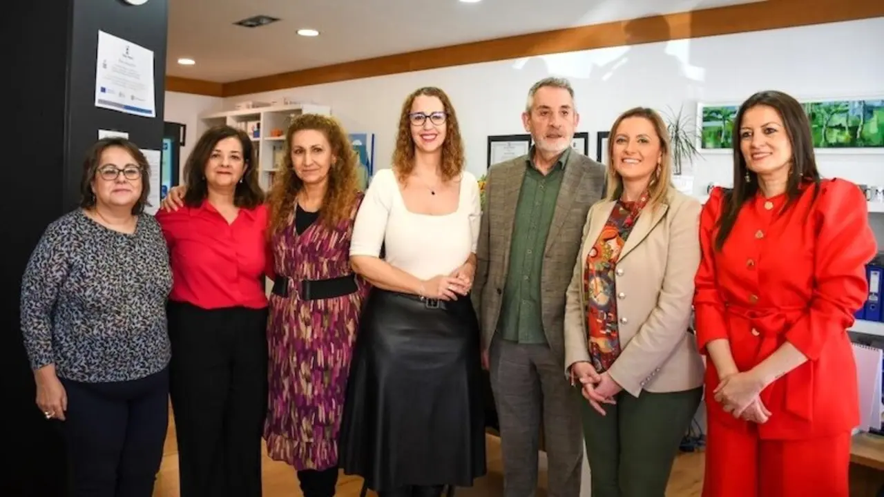 La consejera de Igualdad, Sara Simón, y el alcalde de Valdepeñas (Ciudad Real), Jesús Martín, visitan la cooperativa de trabajo asociado