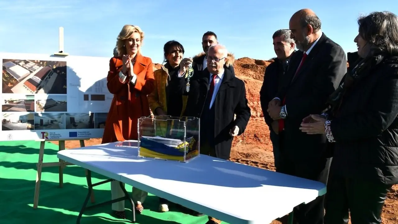 El vicepresidente primero del Gobierno regional, José Luis Martínez Guijarro, y la consejera de Desarrollo Sostenible, Mercedes Gómez, han procedido, en Jábaga (Cuenca), a la puesta de la primera piedra del Centro de Recuperación de Fauna Silvestre de Cuenca