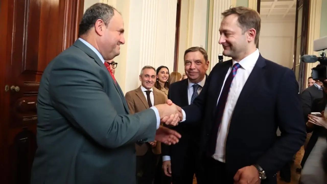 El consejero de Agricultura, Ganadería y Desarrollo Rural, Julián Martínez Lizán, saluda al comisario de Agricultura y Alimentación, Christophe Hansen