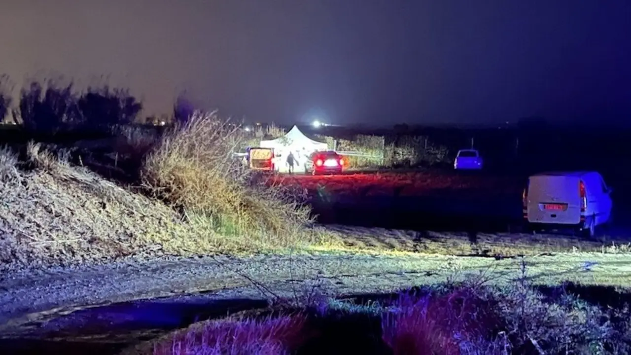 Encuentran a un hombre brutalmente asesinado en un camino de una zona rural, asesinato, crimen, cadáver, paraje