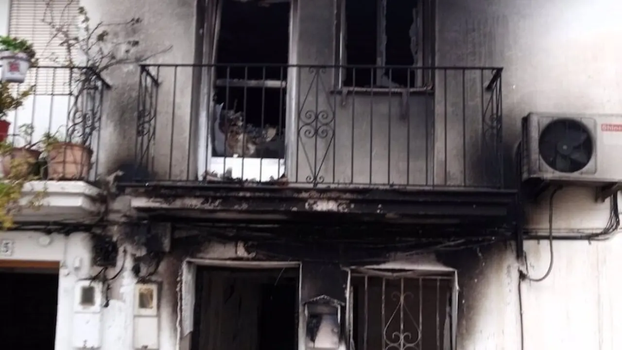 Muere una mujer de 54 años atrapada en el incendio originado en una vivienda