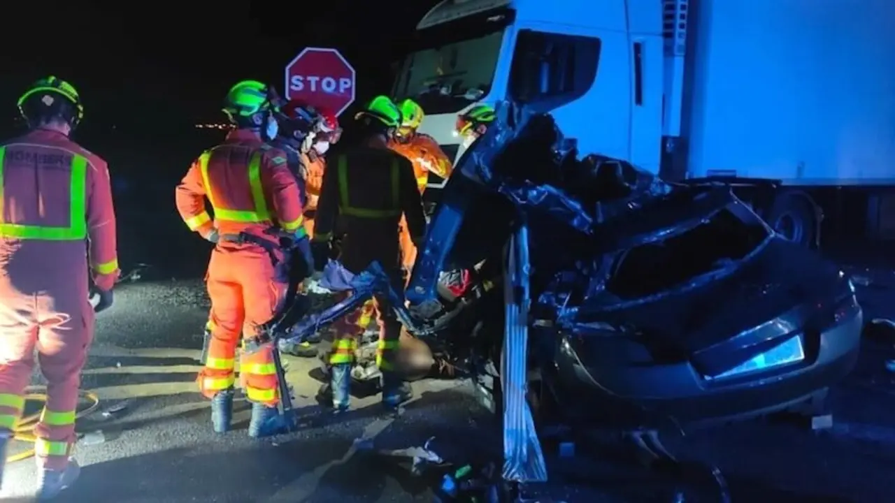 Mueren tres mujeres y un hombre herido tras colisionar un turismo y un camión, accidente de tráfico, choque,
