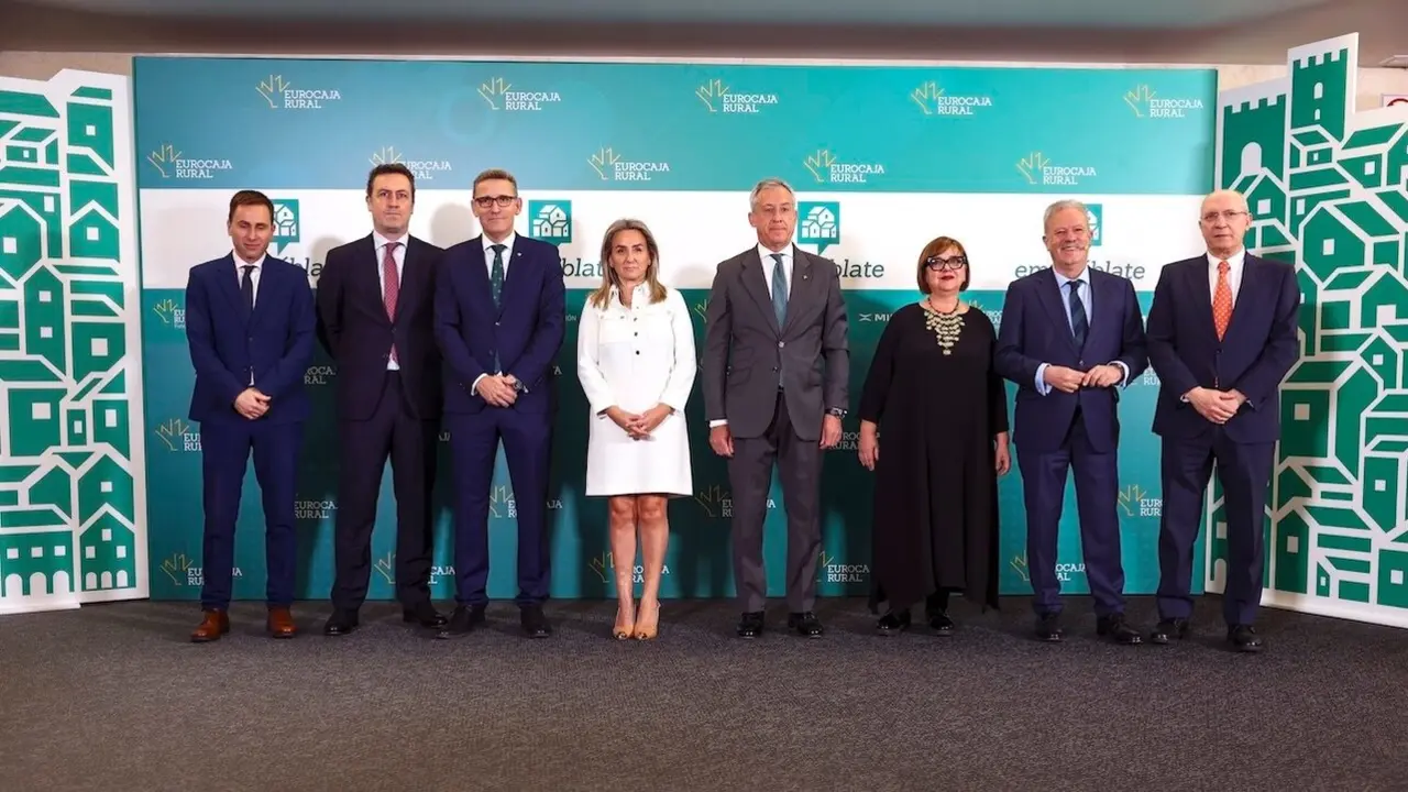 El director general en Eurocaja Rural, Víctor Manuel Martín López (3i), la delegada gobierno Milagros Tolón (4i) y el presidente de Eurocaja Rural Javier López Martín (4d) asisten a la cuarta edición de 'Empuéblate' - EFE/ Ismael Herrero