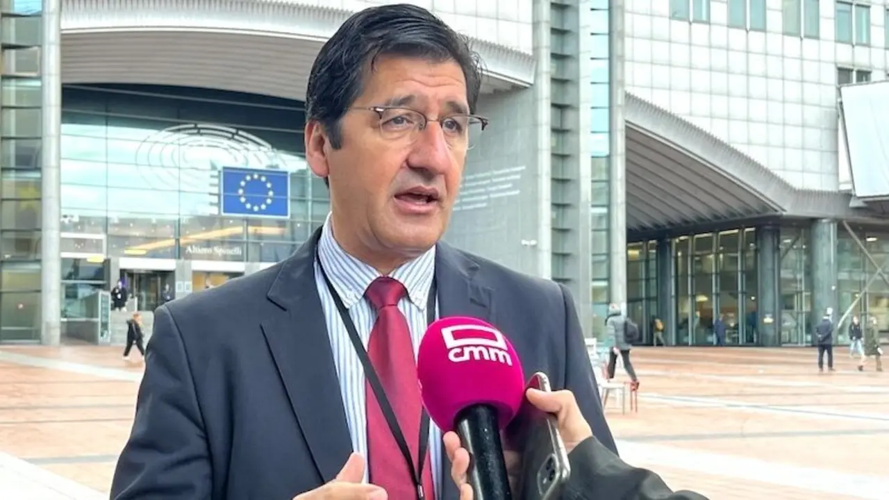 El vicepresidente segundo del Gobierno de Castilla-La Mancha, José Manuel Caballero, atendiendo a los medios de comunicación en Bruselas