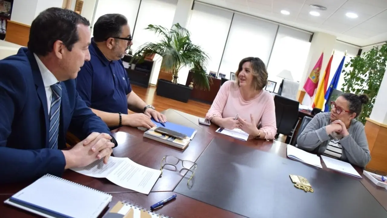La consejera de Economía, Empresas y Empleo, Patricia Franco, se ha reunido con el presidente de la Federación de Peluquerías y Centros de Estética de la región, Andrés Ronco