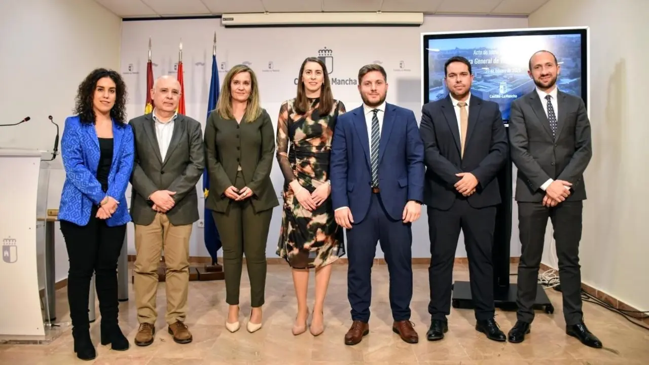 Lucía Balmaseda (c), nueva directora de Transportes y Movilidad del Gobierno de Castilla-La Mancha