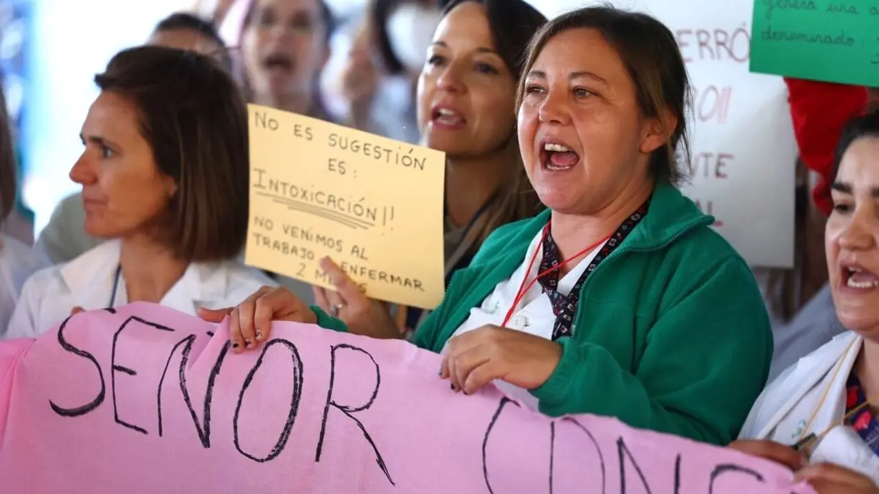 Los trabajadores del Hospital Universitario de Toledo se concentran para denunciar la situación que viven en los laboratorios del centro hospitalario convocados por los delegados de prevención del Sescam - EFE/Ismael Herrero