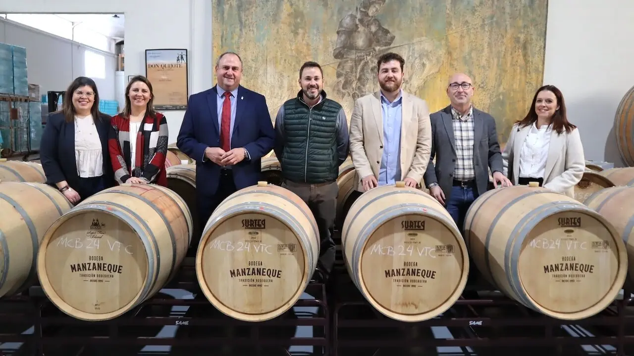 El consejero de Agricultura, Ganadería y Desarrollo Rural, Julián Martínez Lizán, durante una visita a Bodega Manzaneque, en la localidad albaceteña de La Gineta
