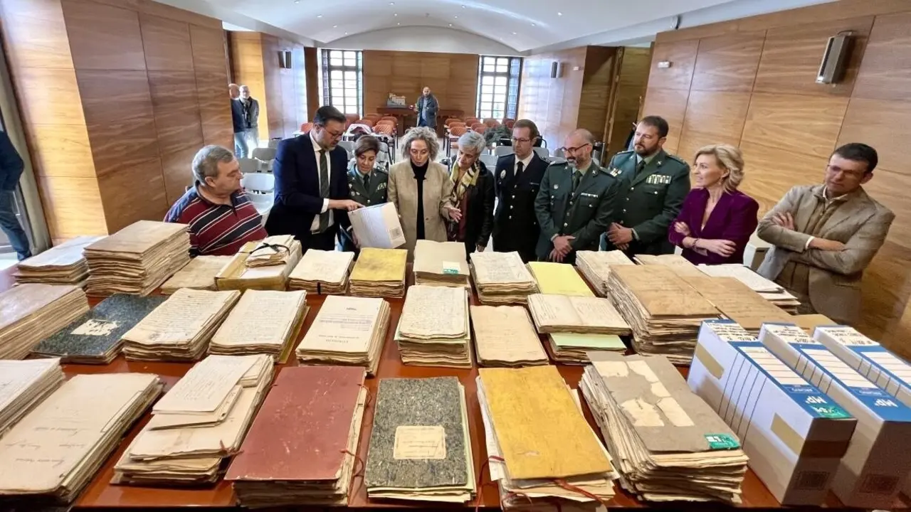 La Guardia Civil recupera cientos de documentos con cuatro siglos de historia sobre Cuenca