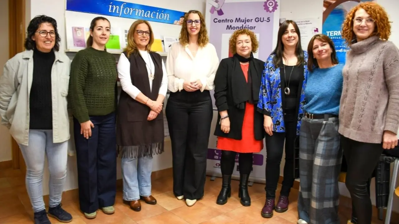 La consejera de Igualdad de Castilla-La Mancha, Sara Simón, durante la visita que ha realizado al centro de la mujer de Mondéjar (Guadalajara)