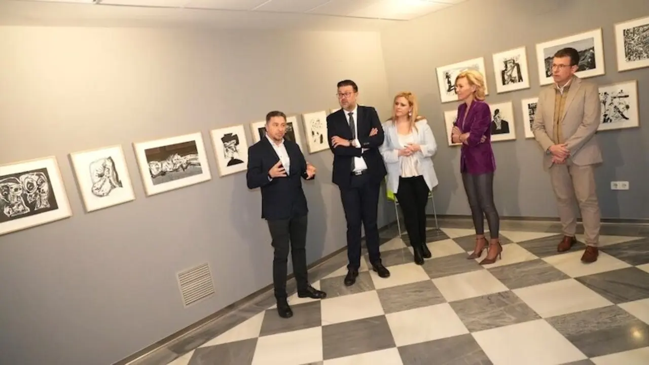 El consejero de Educación, Cultura y Deportes, Amador Pastor, durante la visita a la Sala de Exposiciones de Princesa Zaida