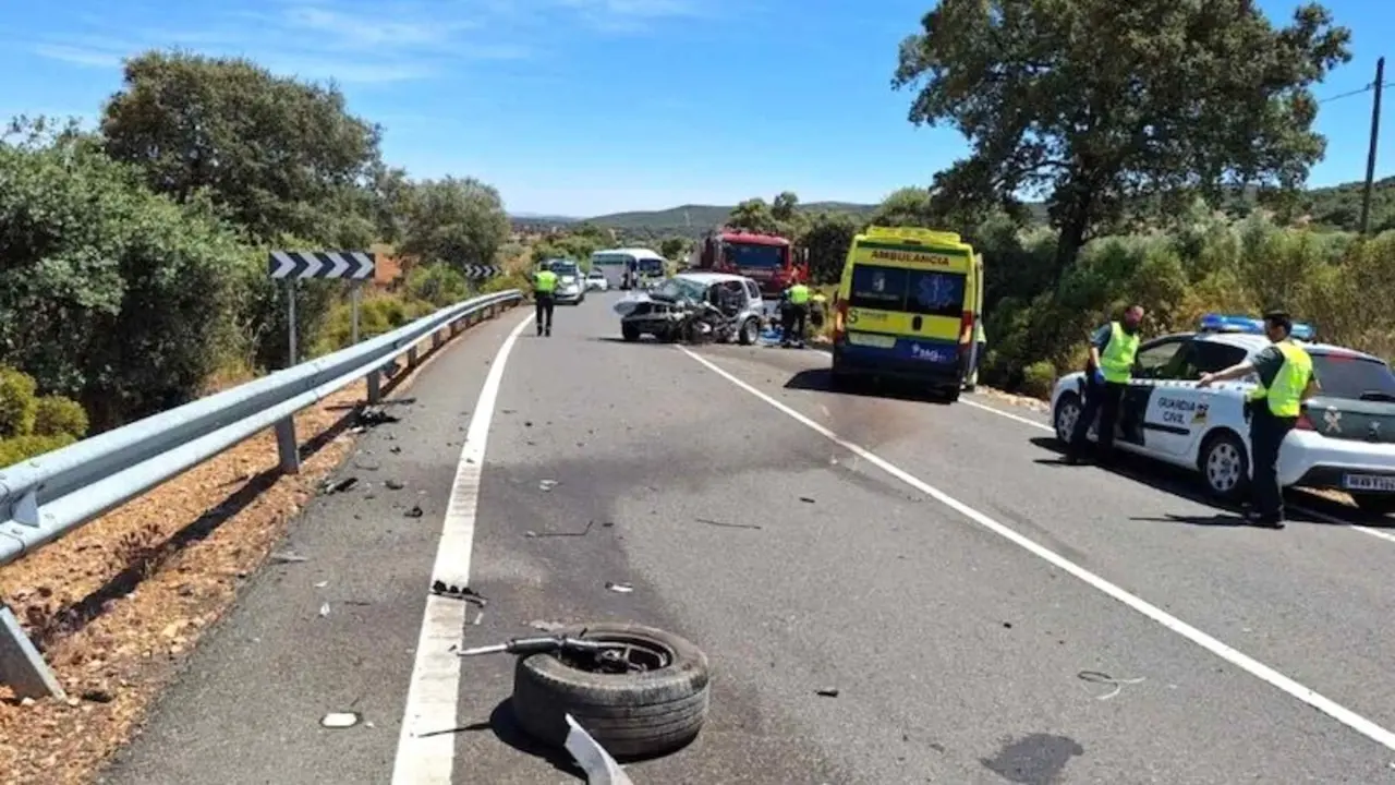 Imagen de archivo de un accidente de tráfico con dos coches implicados tras chocar, choque, colisión,
