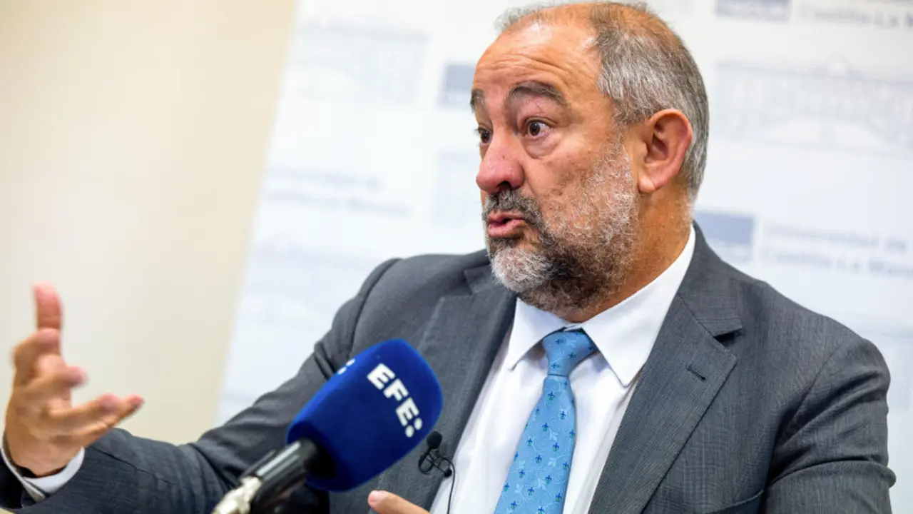 El rector de la Universidad de Castilla-La Mancha (UCLM), Julián Garde, en un momento de la entrevista - EFE/Ismael Herrero