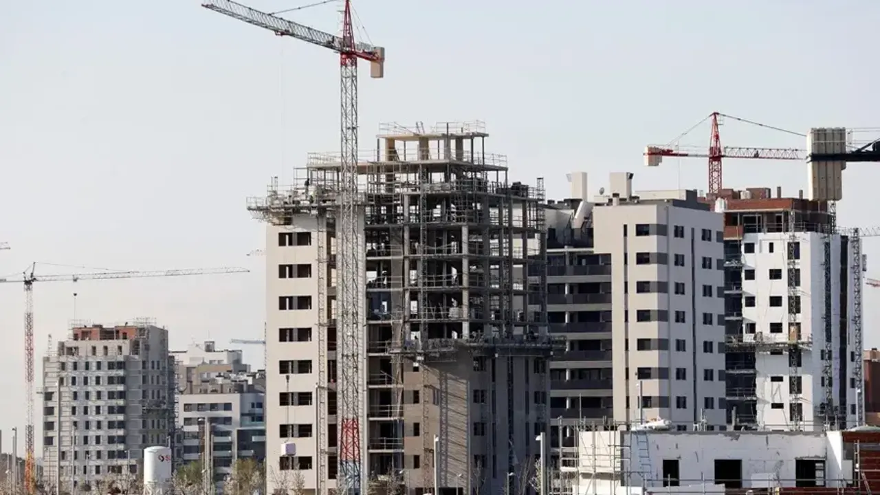 Vista de varios bloques de viviendas en construcción - EFE/Chema Moya