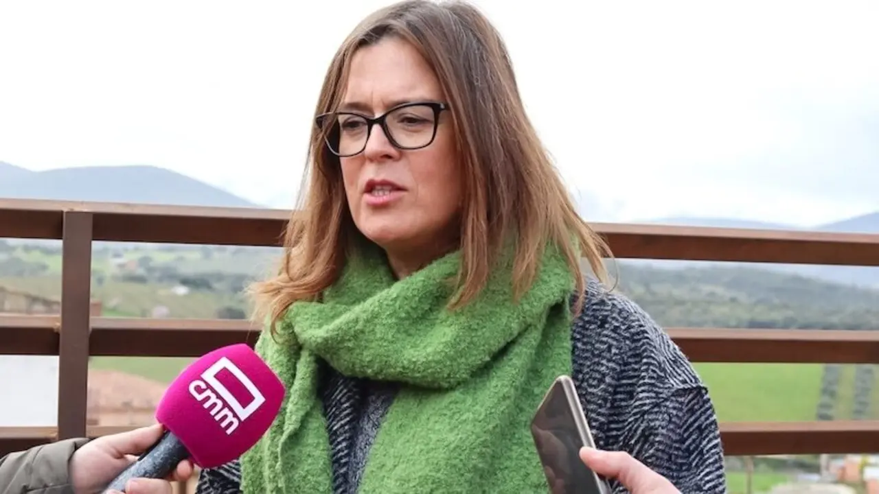 La vicesecretaria general del PSOE de Toledo y consejera portavoz del Gobierno regional, Esther Padilla, atendiendo a los medios de comunicación este sábado en Los Navalucillos (Toledo)