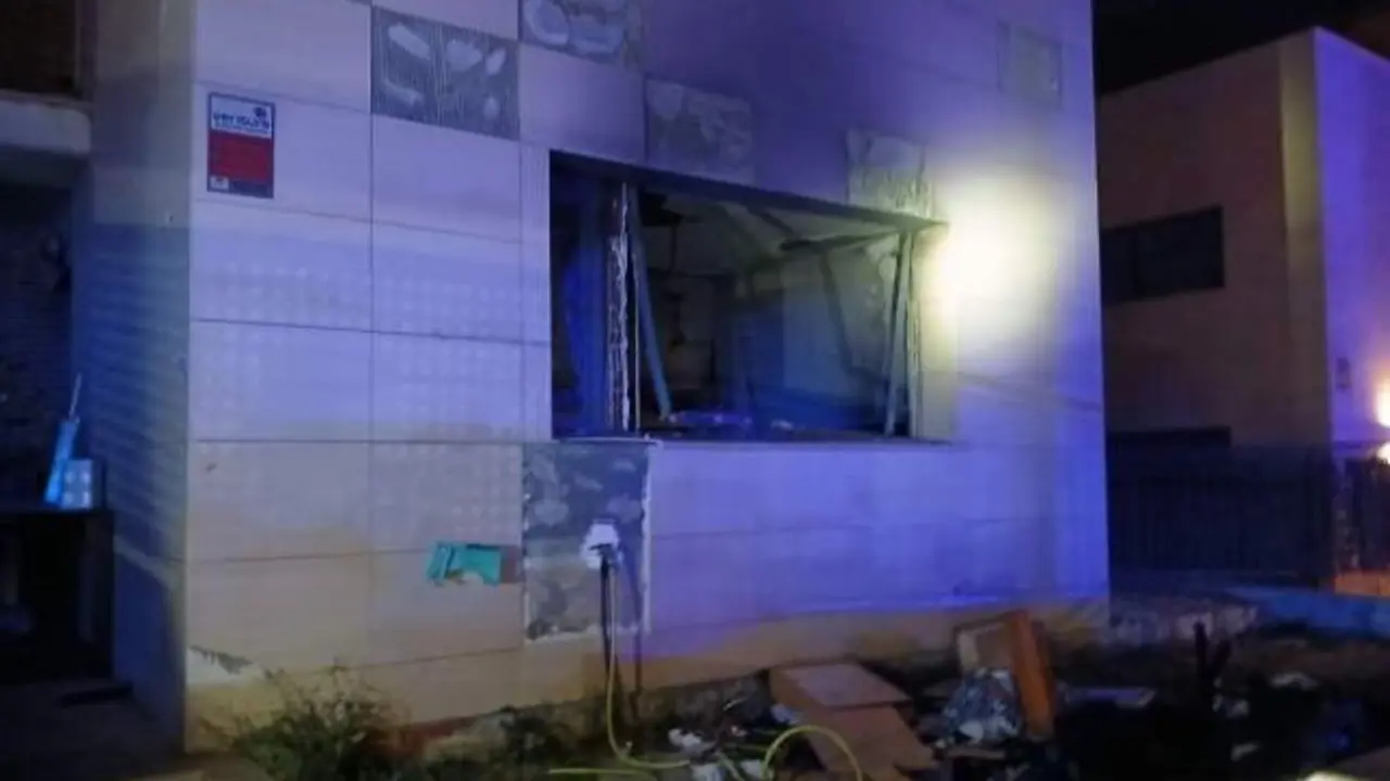 Un vecino al borde de la muerte tras explotar una bombona de butano en una casa