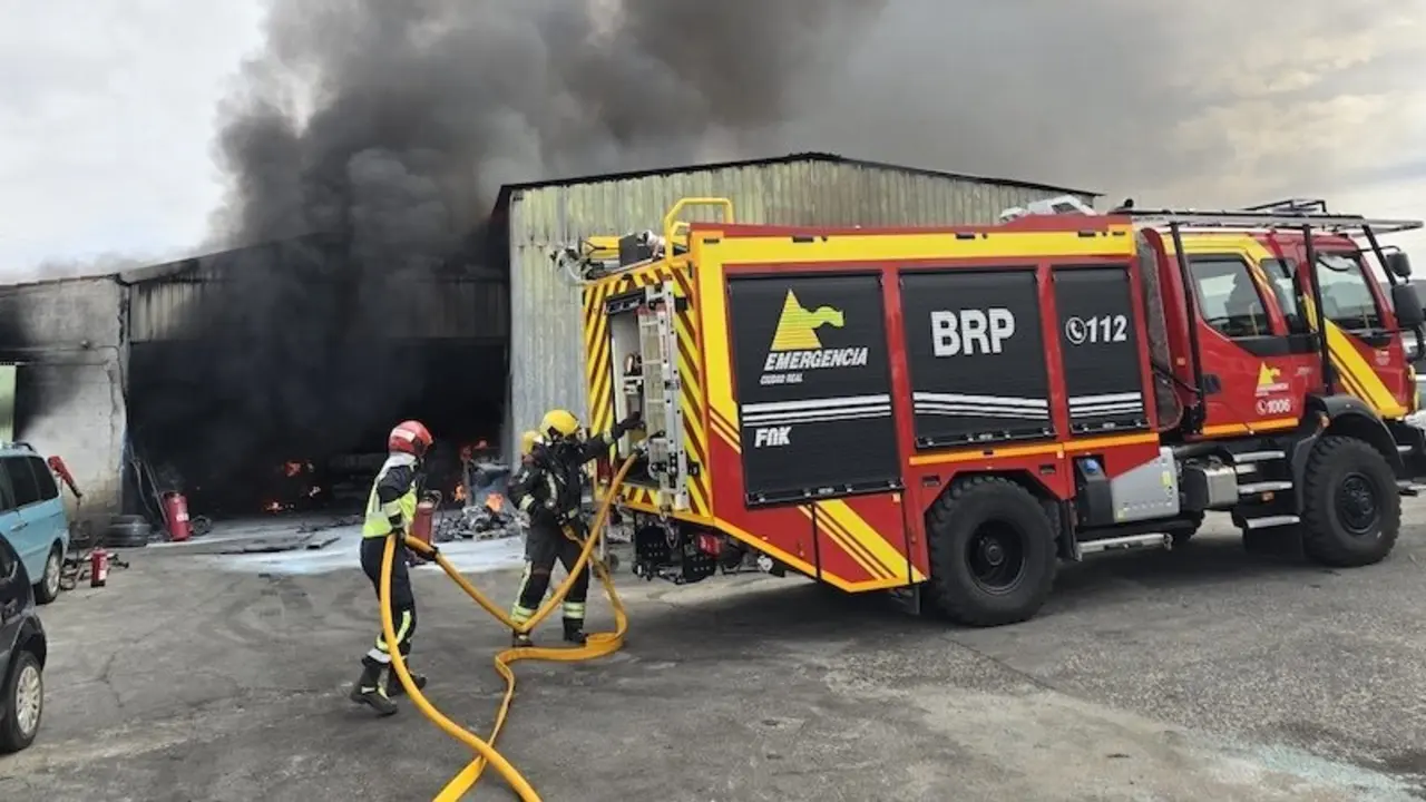 En la imagen de archivo bomberos del SCIS trabajan en la extinción de un incendio en una nave industrial
