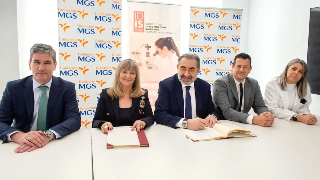 El consejero de Sanidad de Castilla-La Mancha, Jesús Fernández, y la vicepresidenta de la Fundación MGS, Araceli Ruiz, durante la firma del acuerdo