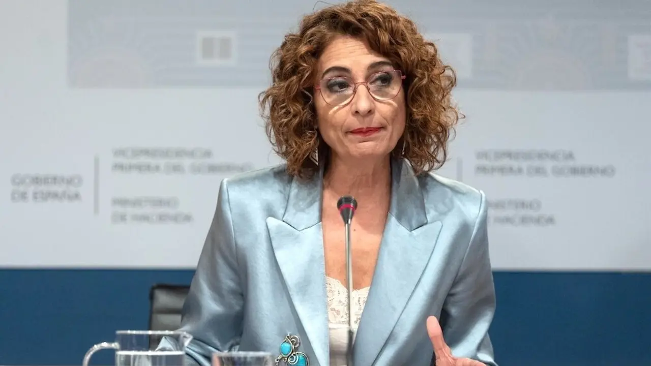 La vicepresidenta primera y ministra de Hacienda, María Jesús Montero, durante la rueda de prensa que ha ofrecido en el Ministerio de Hacienda - EP/Eduardo Parra