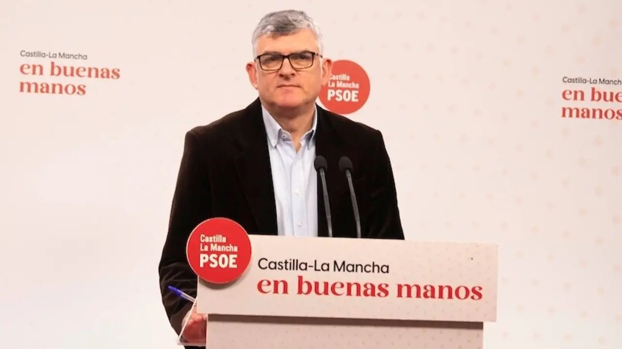 El presidente del PSOE en las Cortes de Castilla-La Mancha, Ángel Tomás Godoy, durante la rueda de prensa que ha ofrecido en la sede de los socialistas de la región en Toledo