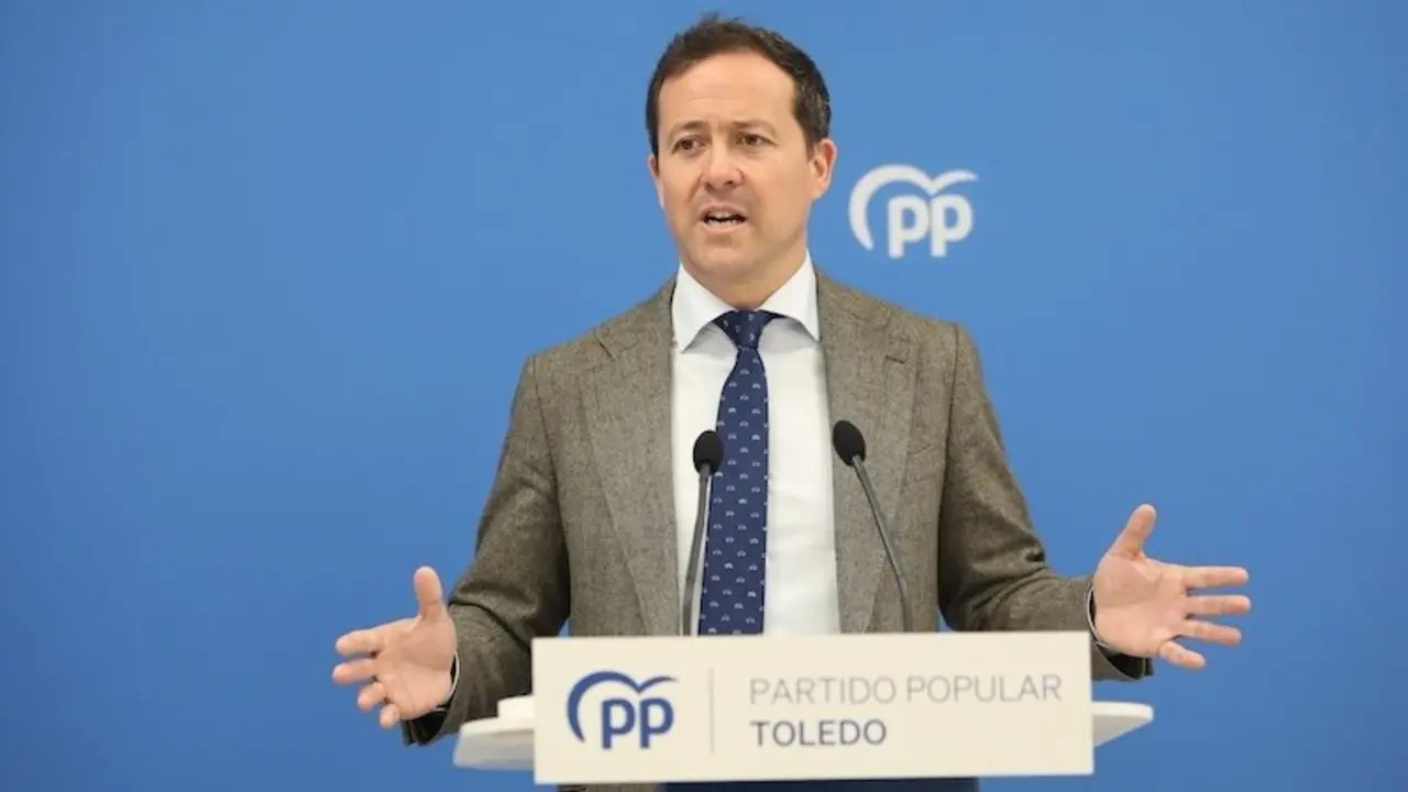 El presidente provincial del PP de Toledo y alcalde de la ciudad, Carlos Velázquez, durante la rueda de prensa que ha ofrecido en la sede de los 'populares' en Toledo