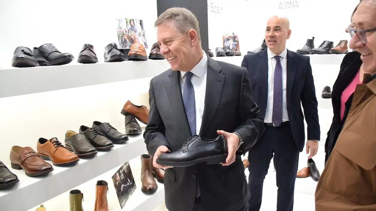 El presidente de Castilla-La Mancha, Emiliano García-Page, ha asistido en Milán (Italia), a la 99ª Edición de la Feria del Calzado MICAM Milano