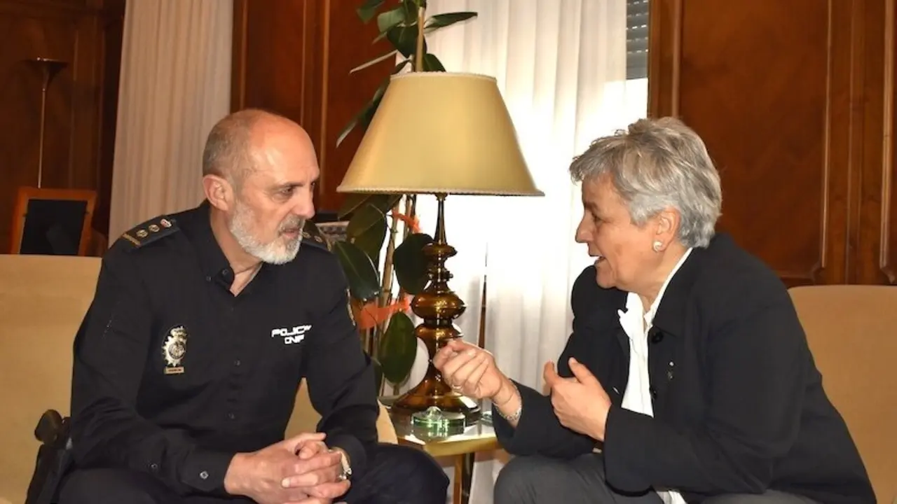 La subdelegada del Gobierno de España en Cuenca, María&nbsp;Luz Fernández, ha despedido al comisario provincial de la Comisaría de la Policía Nacional, Manuel Domínguez Corcobado