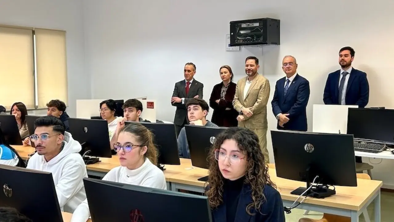 El subdelegado del Gobierno, David Broceño, ha asistido a la inauguración del aula digital de exámenes teóricos de Puertollano (Ciudad Real)