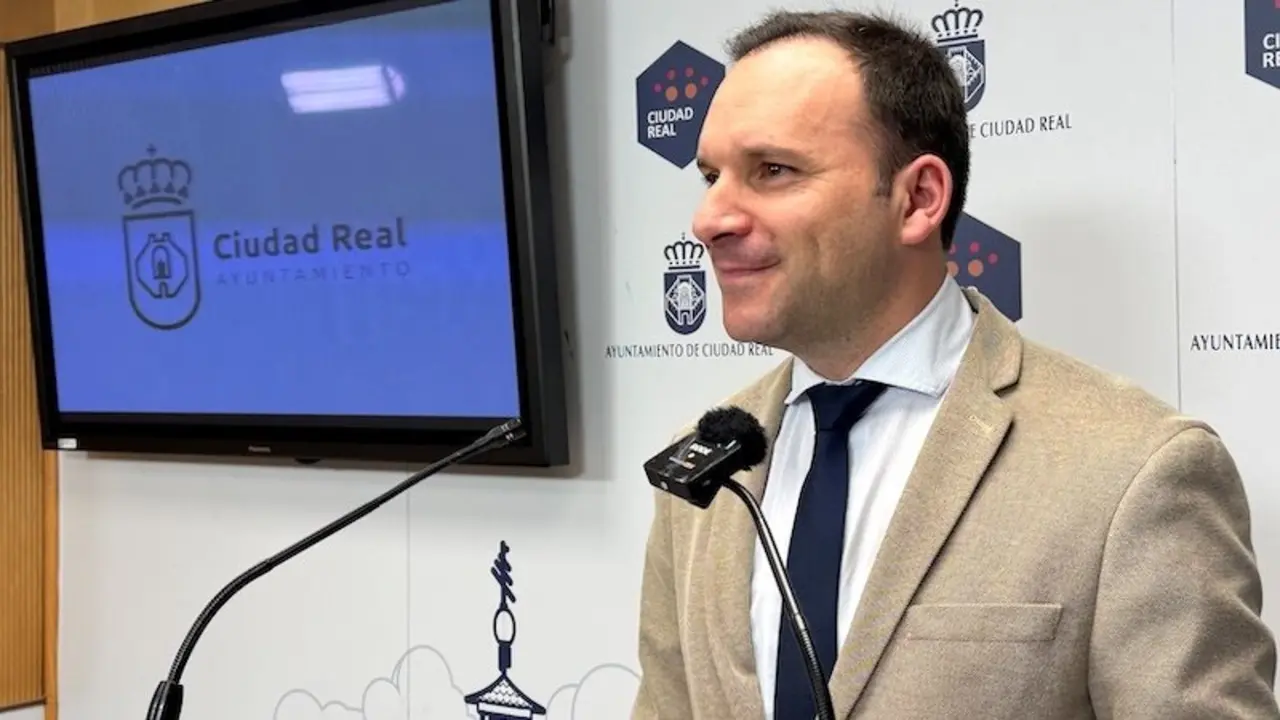 El concejal de Hacienda y portavoz del equipo de Gobierno del Ayuntamiento de Ciudad Real, Guillermo Arroyo, durante la rueda de prensa que ha ofrecido