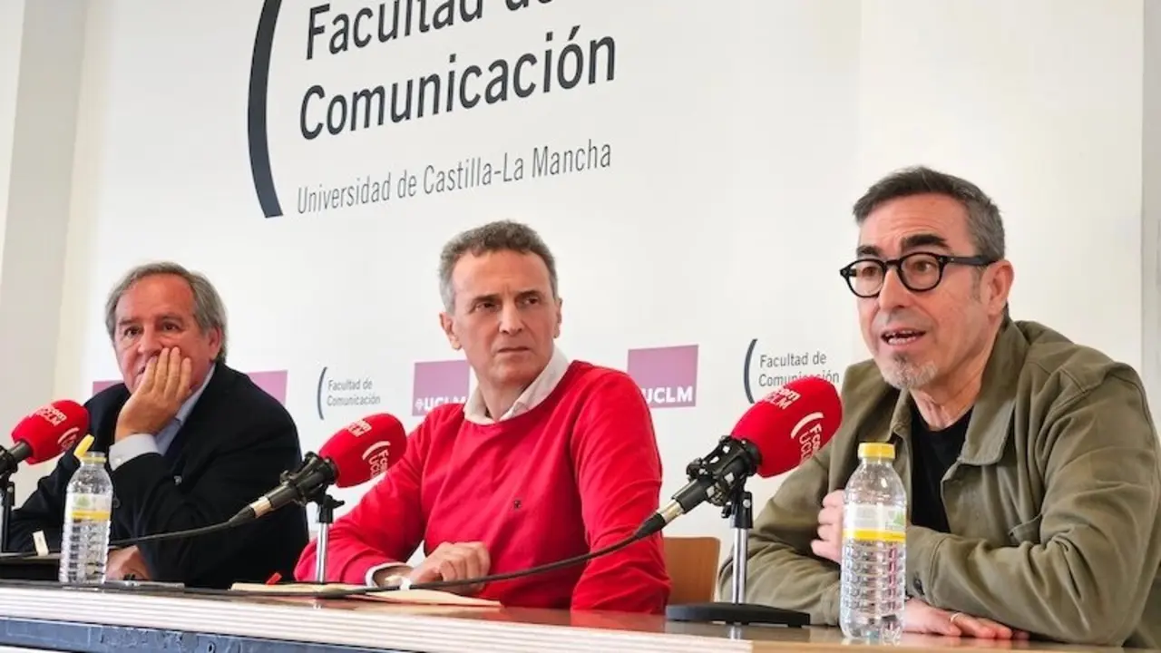El secretario general de CCOO CLM, Paco de la Rosa, en un encuentro con estudiantes de la Facultad de Comunicación de Cuenca junto al presidente de CECAM, Ángel Nicolás