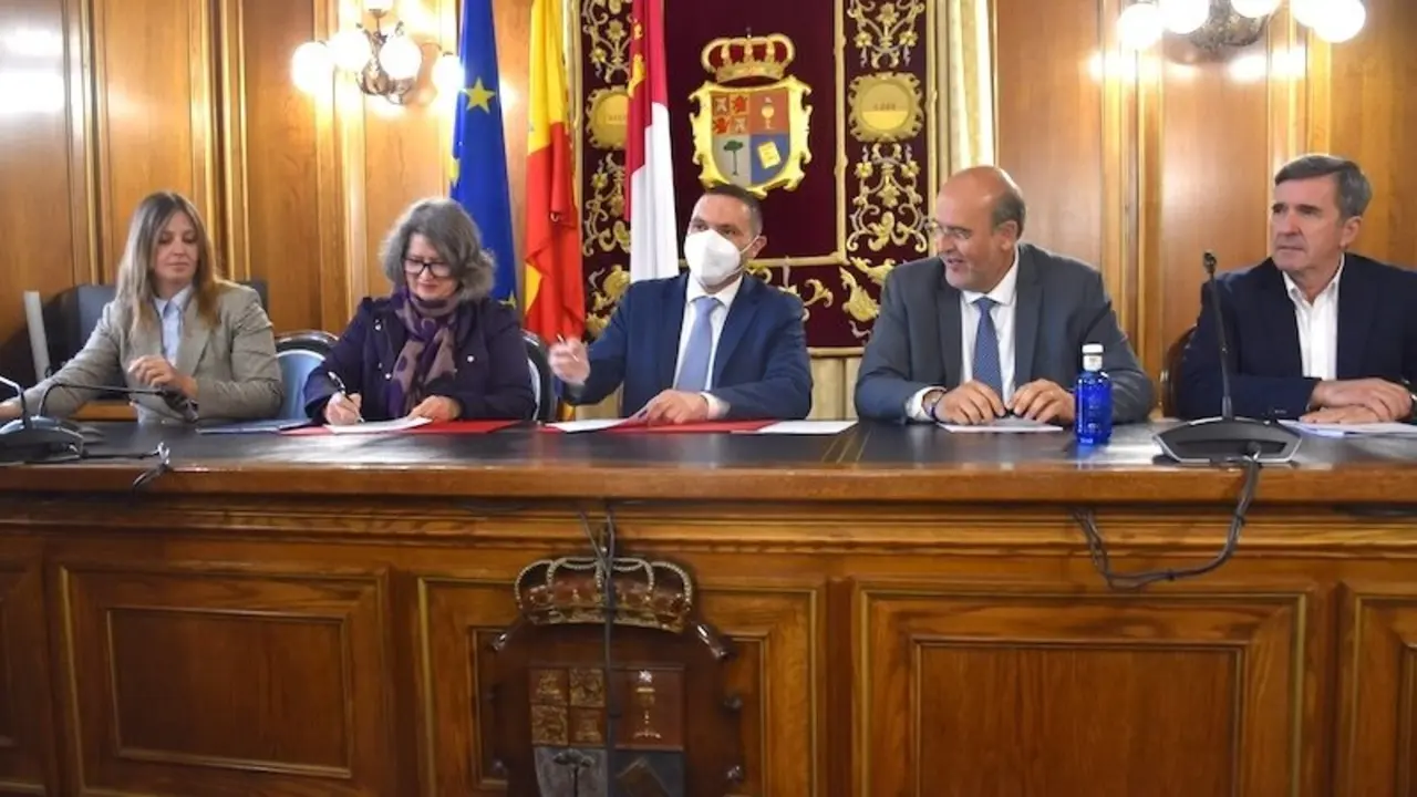 El vicepresidente primero del Gobierno regional, José Luis Martínez Guijarro, y la consejera de Desarrollo Sostenible, Mercedes Gómez, ha firmado con el presidente de la Diputación de Cuenca, Álvaro Martínez Chana, el convenio de colaboración para la construcción del nuevo Centro de Tratamiento de Residuos Sólidos Urbanos