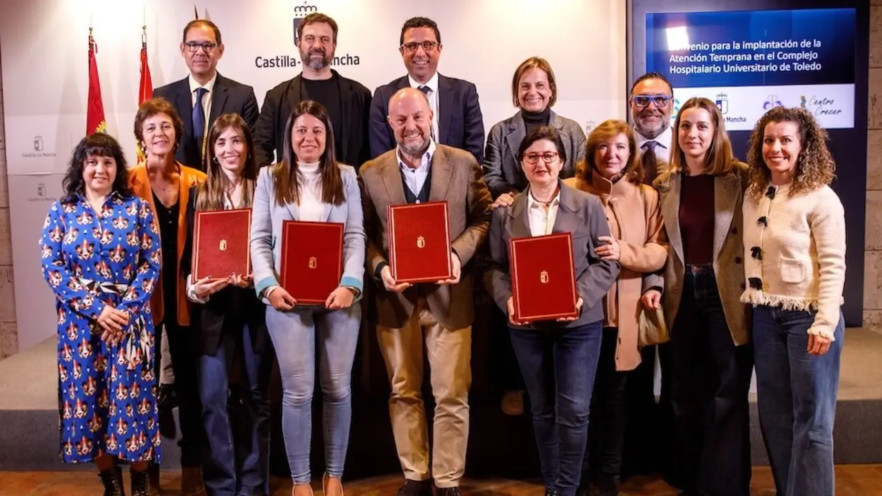 La consejera de Bienestar Social, Bárbara García Torijano, y el director gerente del Sescam, Alberto Jara, han firmado un convenio de colaboración con las entidades Apanas y Crecer para el desarrollo del servicio de Atención Temprana hospitalaria en el complejo sanitario de Toledo