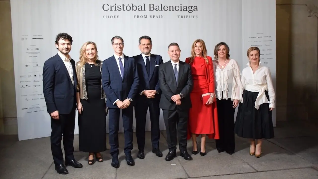 El presidente de Castilla-La Mancha, Emiliano García-Page, ha asistido en Milán, a la exposición ‘BALENCIAGA | Shoes from Spain Tribute’