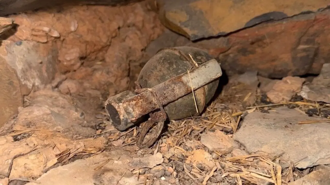 Hallan una granada de mano de la Guerra Civil en el muro de una casa de Muriel (Guadalajara)
