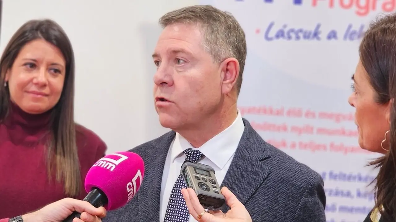 El presidente de Castilla-La Mancha, Emiliano García-Page, atendiendo a los medios este miércoles en Nyíregyháza (Hungría), donde ha visitado la sede de la entidad social Mentorallás