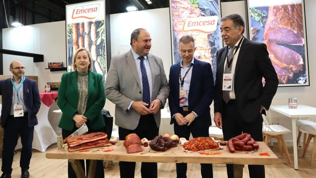 El consejero de Agricultura, Ganadería y Desarrollo Rural, Julián Martínez Lizán, durante su visita a la VI edición de la Feria Meat Attraction que se celebra en Madrid y que cuenta con la participación de Castilla-La Mancha