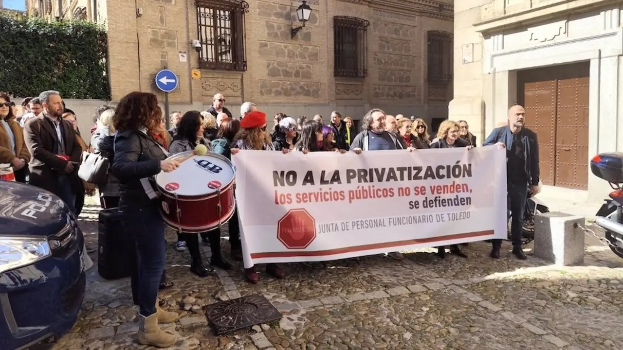 Concentración de la Junta de Personal Funcionario y sindicatos este miércoles en Toledo contra la Ley de Simplificación, Agilización y Digitalización Administrativa de Castilla-La Mancha.