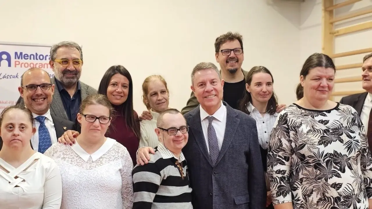 El presidente de Castilla-La Mancha, Emiliano García-Page, ha visitado, en Nyíregyháza (Hungría), la sede de la entidad social Mentorallás