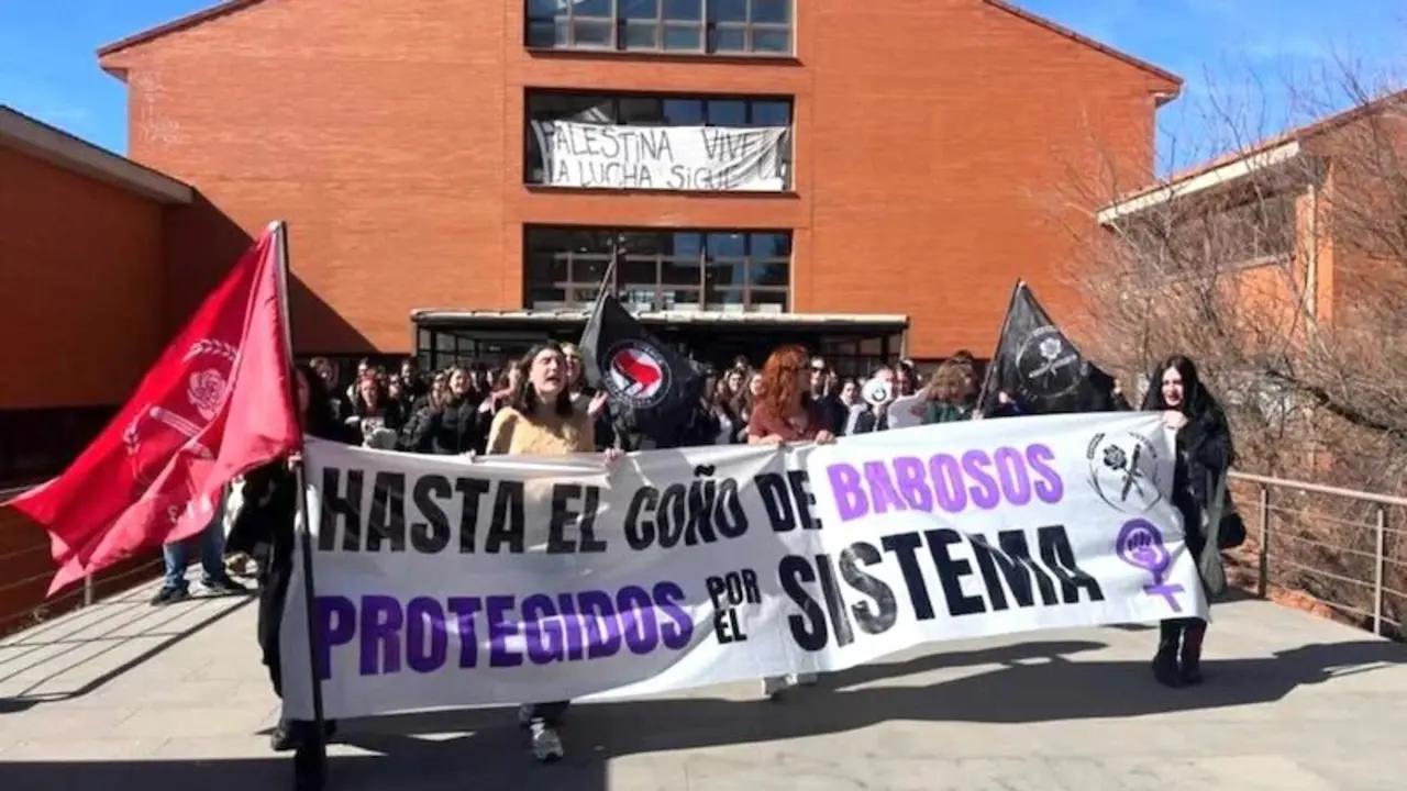 Concentración en la facultad de Bellas Artes de Cuenca para denunciar el acoso sexual de profesores a alumnas en el entorno de la UCLM - Fotografía: Claudia Blanco
