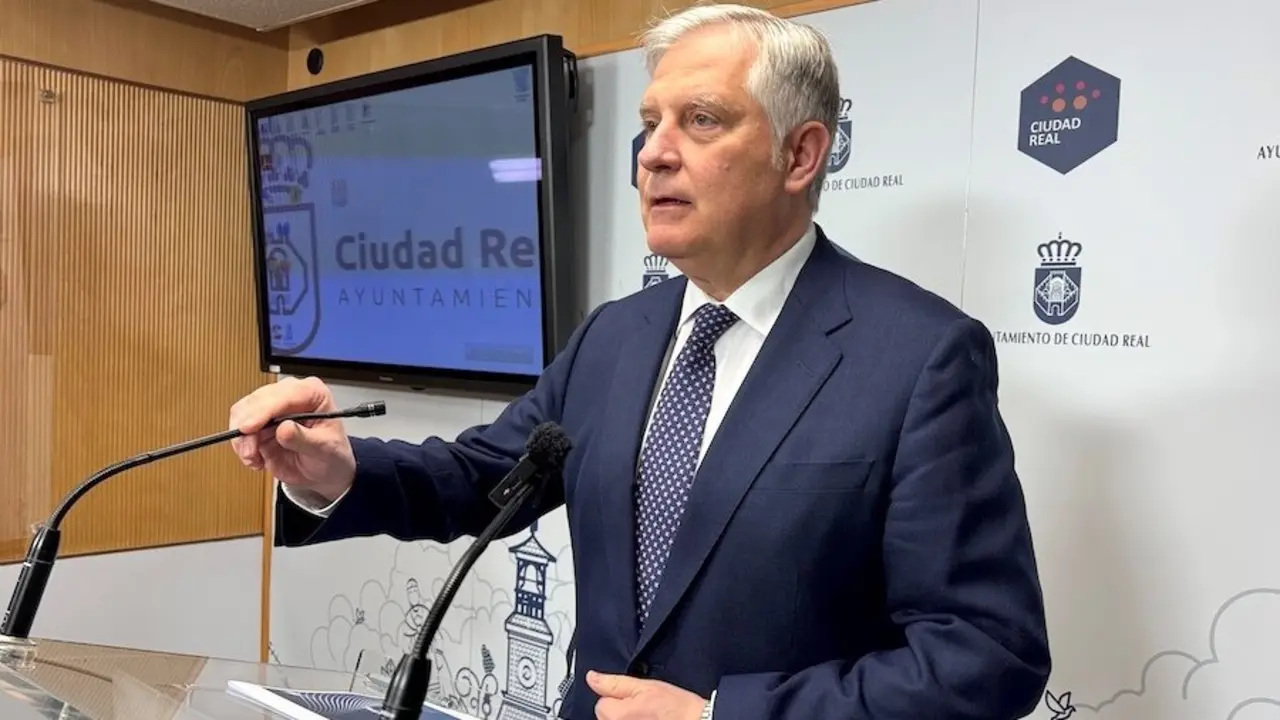 El alcalde de Ciudad Real, Francisco Cañizares, durante la rueda de prensa que ha ofrecido este miércoles en el Consistorio