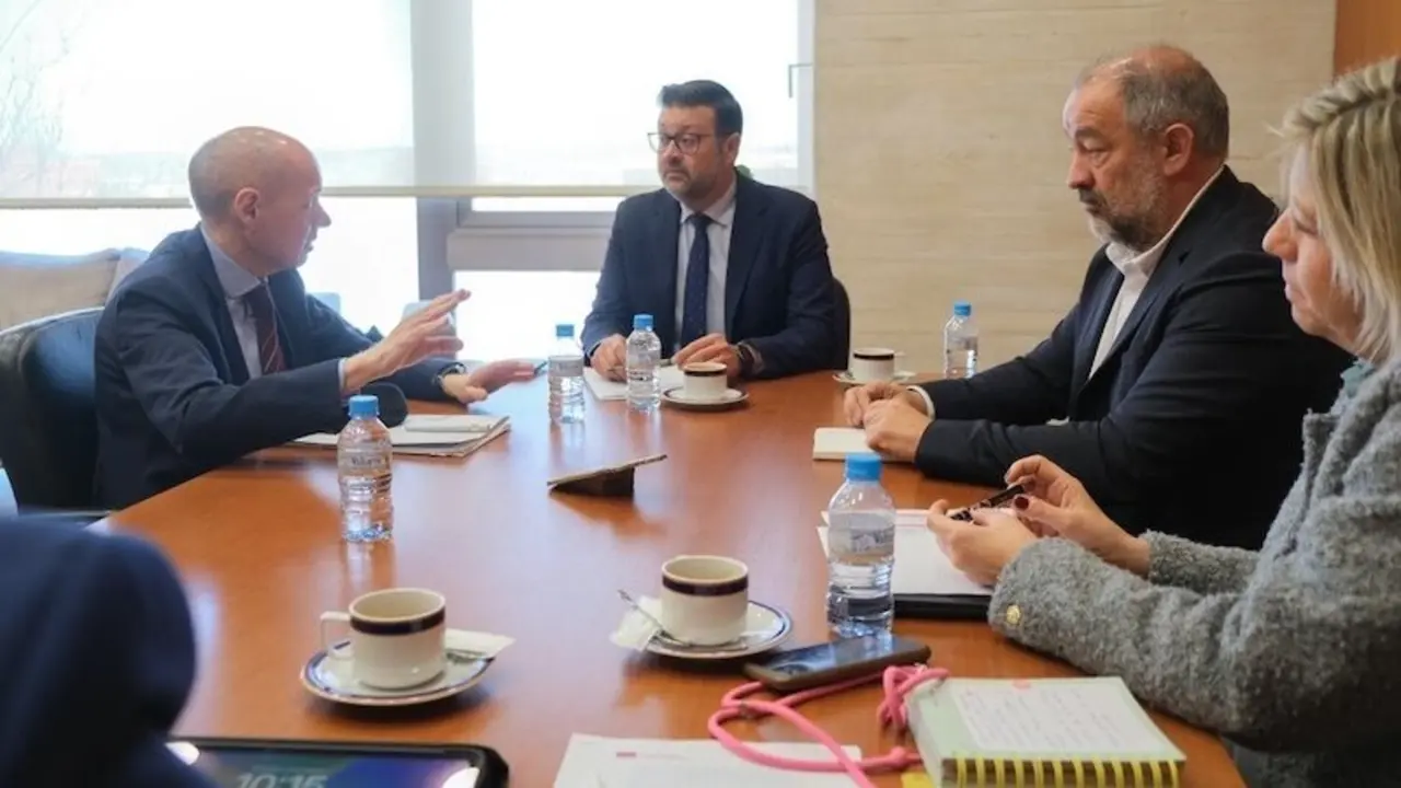 El consejero de Educación, Amador Pastor, y el rector de la UCLM, José Julián Garde, en la reunión de seguimiento del convenio