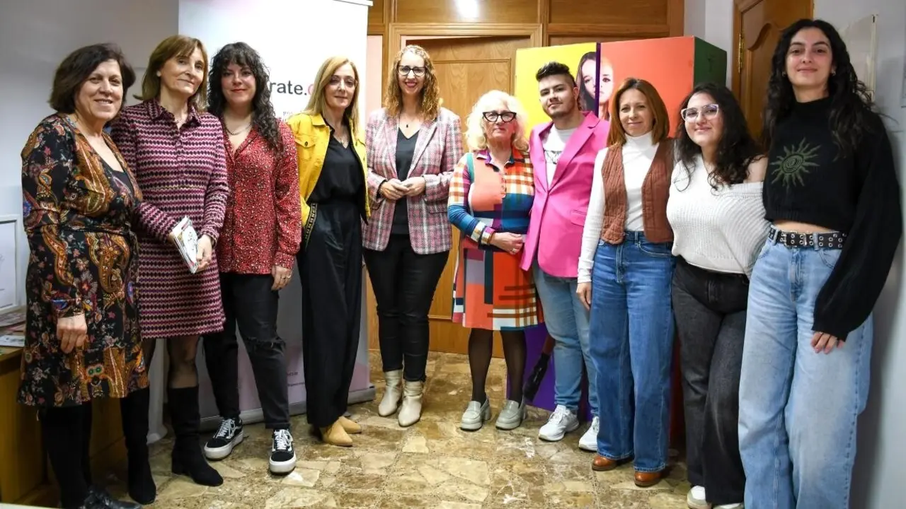 La consejera de Igualdad, Sara Simón, se ha reunido con el colectivo Asexórate, que desde 2001 desarrolla programas en favor de la educación en salud sexual, la igualdad y la prevención de la violencia machista